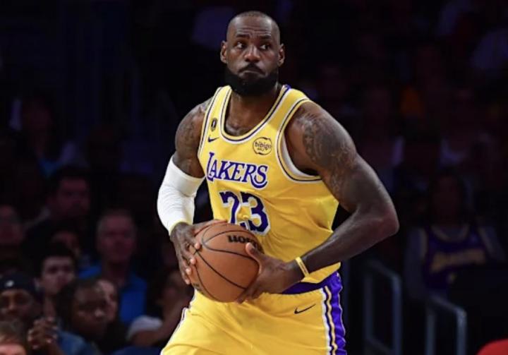  勒布朗·詹姆斯未来仍悬而未决；联盟内部普遍预期，他至少再征战一个赛季。 体育新闻