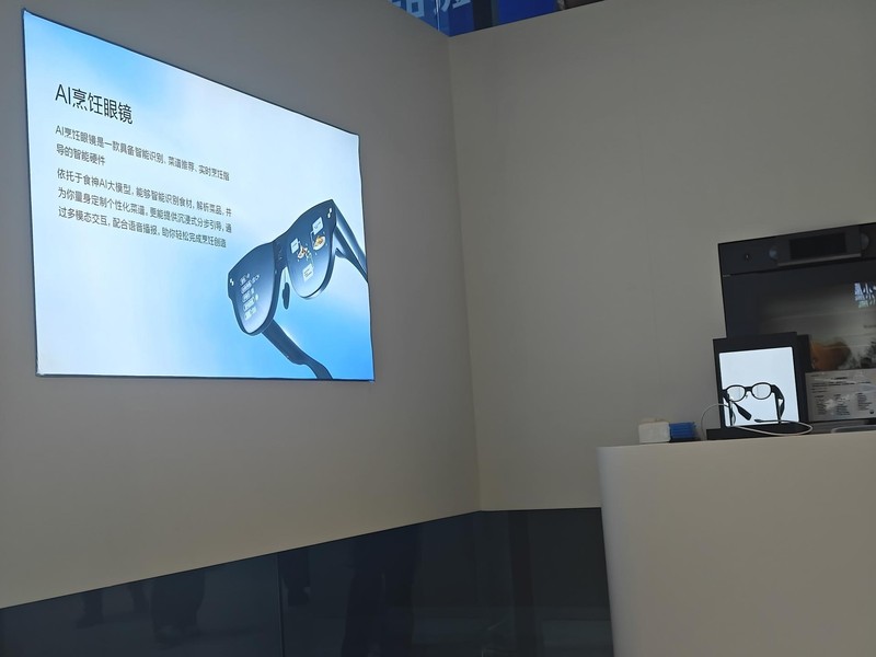  AI科技重塑厨房场景，机器人与智能眼镜携手登场；赛博烟火气渐近现实。 家电市场