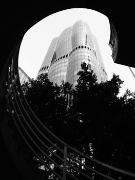  全球地缘波动加剧，能源价格显著上涨；AI算力需求爆发，推动科技板块持续活跃。 股票财经