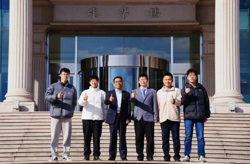  硅基奇迹：一颗原子级芯片如何破解量子计算的实用化困局 新闻