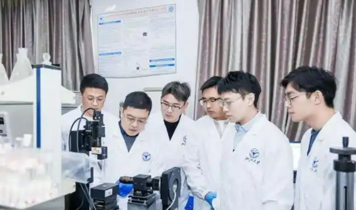  硅基奇迹：一颗原子级芯片如何破解量子计算的实用化困局 新闻