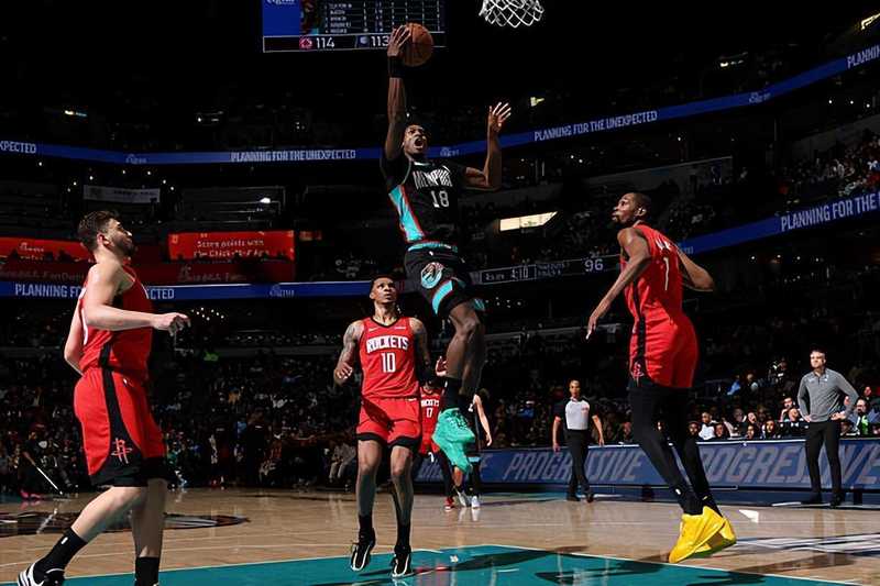  职业困惑与机遇重塑：从边缘人到得分王的高效进化之路 体育新闻