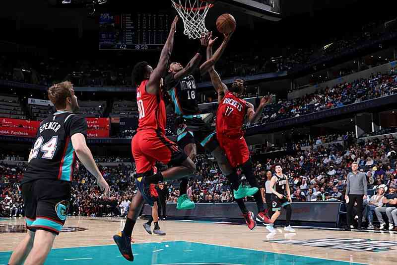  职业困惑与机遇重塑：从边缘人到得分王的高效进化之路 体育新闻