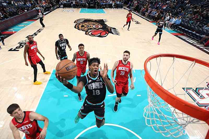  职业困惑与机遇重塑：从边缘人到得分王的高效进化之路 体育新闻